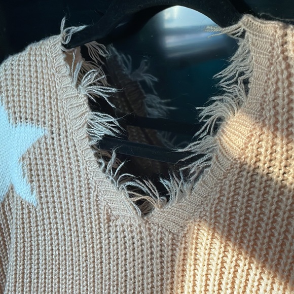 Distressed cream and white star sweater size medium - Picture 4 of 4